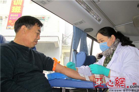 新疆裕民县广大干部群众踊跃参加无偿献血