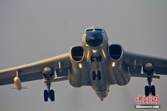 资料图:图为轰-6k战机从华东某机场快速起飞。中新社发 张海深 摄