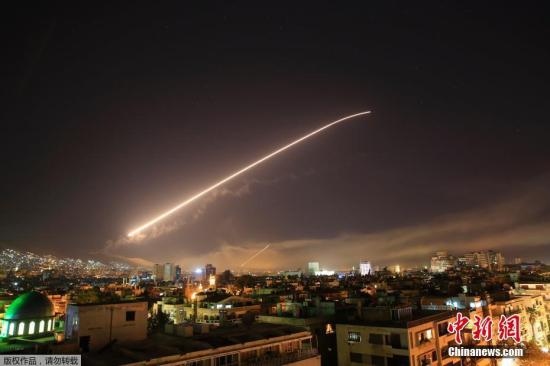 当地时间4月13日晚,美国联合英国和法国对叙利亚军事设施实施精准打击。叙利亚首都大马士革空中传来巨大爆炸声。美国防部长马蒂斯证实,空袭共打击了3个据点:分别为:大马士革地区科研中心,叙利亚西部城市霍姆斯以西的化武据点,以及一个重要的“军事指挥部”。