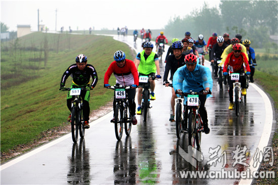 500多名车手冒雨约战2018中国第九届环百里洲自行车赛