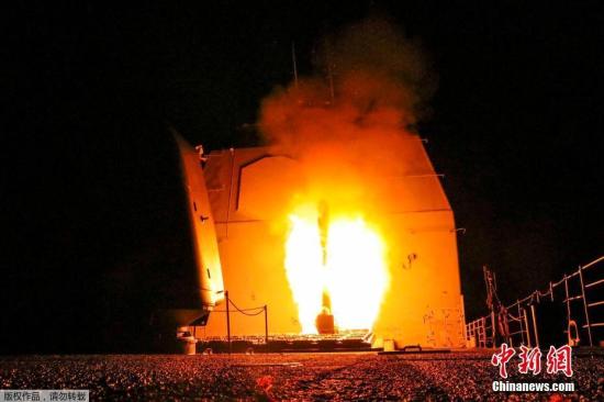 从美国海军导弹巡洋舰“蒙特利”号（USS Monterey）发射的“战斧”地面攻击导弹。