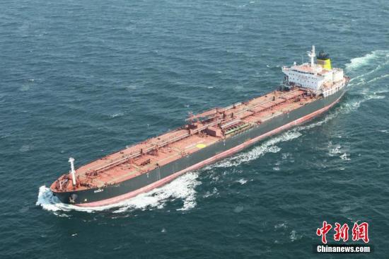 资料图:全船装载着58558.239吨汽油的“金妮(GINNY)”号油轮离泊大连港新港码头,这是大连港开港以来最大的一船出口成品油,刷新单批次最大出口成品油记录。文/杨毅文 图/史琼琳