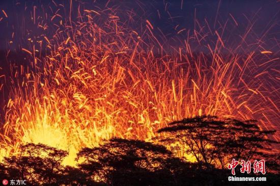當地時間2018年5月14日,英國攝影師Joseph Anthony深入夏威夷火山噴發禁區,拍攝下基拉韋厄火山第17處新裂口噴發畫面。圖片來源:東方IC 版權作品 請勿轉載