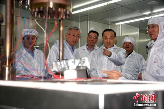 图为参加验收会议的中科院副院长张涛(左4)在项目负责人、中科院西安光机所所长赵卫(左2)陪同下考察高性能条纹相机研制相关设备。 <a target='_blank' href='http://www.chinanews.com/'>中新社</a>记者 孙自法 摄