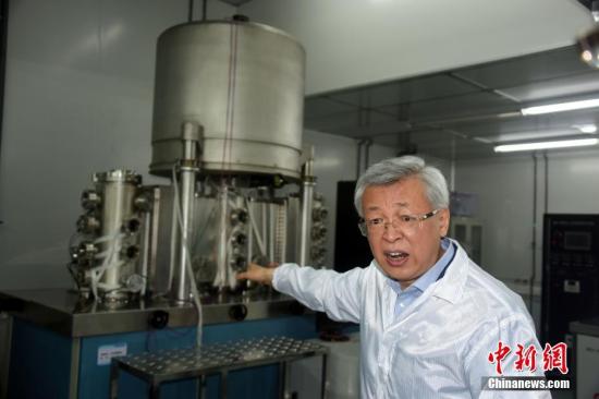 图为项目负责人、中科院西安光机所所长赵卫介绍该所自主研发的相关科研设备。 <a target='_blank' href='http://www.chinanews.com/'>中新社</a>记者 孙自法 摄