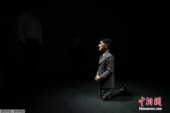 资料图：意大利艺术家卡特兰展示的一尊希特勒下跪雕像在纽约的佳士得拍卖会拍出1720万美元天价（约合1.12亿人民币），创下该艺术家作品拍卖的世界纪录。莫瑞吉奥·卡特兰2001年完成的这尊雕像，以蜡和树脂雕塑，头发和胡须部分用的是真人毛发，作品名称很简单，就叫作“他”。