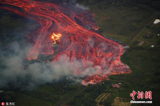 当地时间5月19日,美国夏威夷火山持续喷发,炽热熔岩流淌,似“末日”景象。 图片来源:东方IC 版权作品 请勿转载