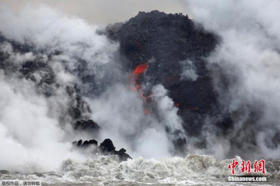 当地时间5月21日，美国夏威夷基拉韦厄火山持续喷发，熔岩顺着山势奔涌入海场面壮观。
