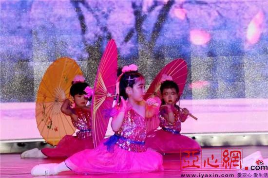 新疆阿拉山口金色童年幼儿园举办快乐童年 放
