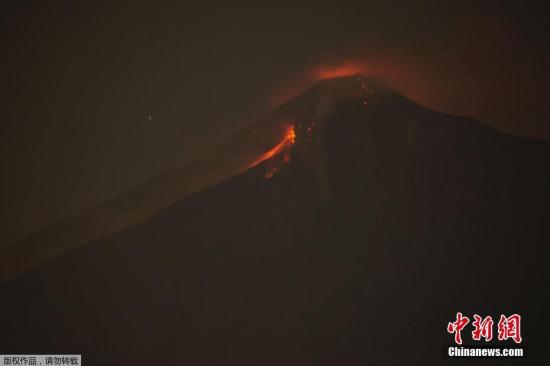 资料图:当地时间6月3日,危地马拉富埃戈火山喷发,周边居民被连夜紧急疏散<b