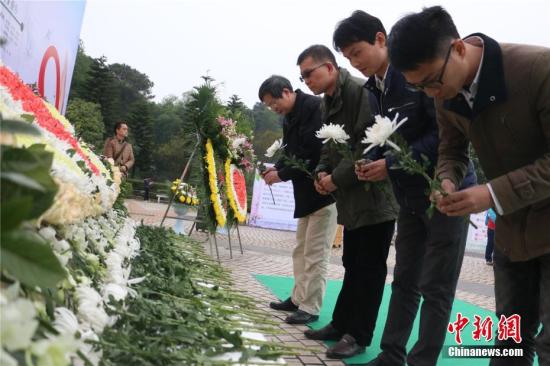 资料图:民众缅怀遗体器官捐献者。 林馨 摄