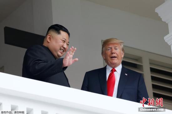 圖爲金正恩與川普會晤現場。