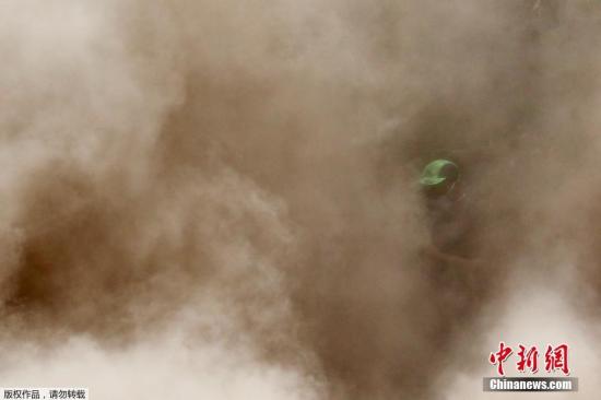 危地马拉鉴识科学研究所指出,火山喷发造成的死亡人数逐渐攀升,目前已达到109人。搜救团队曾在遭火山灰和火山熔岩覆盖的地区积极寻找幸存者和罹难者。当局此前宣布搜救工作暂停,因为环境对救援人员来说过于危险。