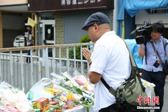 6月19日，在大阪府高槻市市立壽榮小學門口，當地市民自發前來爲在地震中喪生的9歲小女孩獻花祈福。中新社記者 呂少威 攝