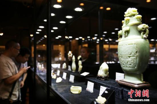 拍卖会预展上,观众参观各式拍品。 <a target='_blank' href='http://www.chinanews.com/'>中新社</a>记者 赵隽 摄