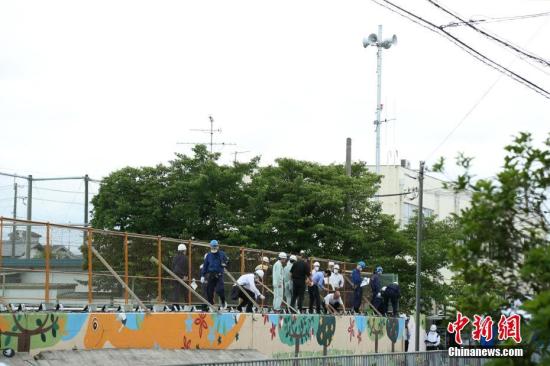 资料图：6月19日，日本政府派出调查小组对大阪府高槻市市立寿荣小学的坍塌围墙进行调查。在18日的大阪地震中，一名9岁小女孩因被该坍塌围墙压住而丧生。中新社记者 吕少威 摄