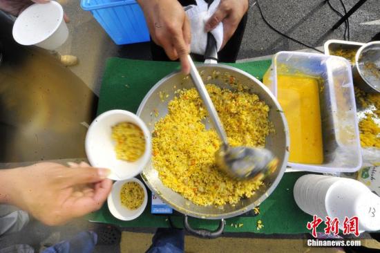 资料图:10月23日,扬州4192公斤“最大份炒饭”刷新吉尼斯世界纪录。孟德龙 摄 图片来源:视觉中国