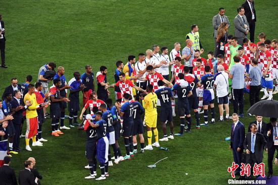比赛结束后,获得亚军的克罗地亚队率先领奖。<a target='_blank' href='http://www.chinanews.com/'>中新社</a>记者 田博川 摄