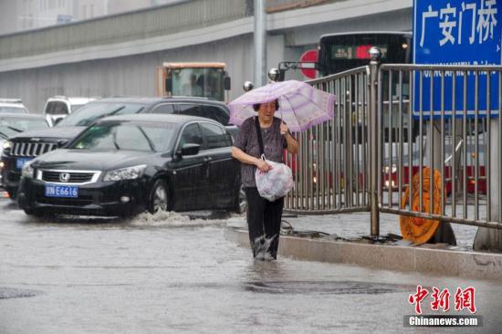 7月17日,北京持续强降雨天气,市区多地出现积水。<a target='_blank' href='http://www.chinanews.com/'>中新社</a>记者 贾天勇 摄 北京本轮降雨持续近58小时 最大小时雨强超过“7.21暴雨”