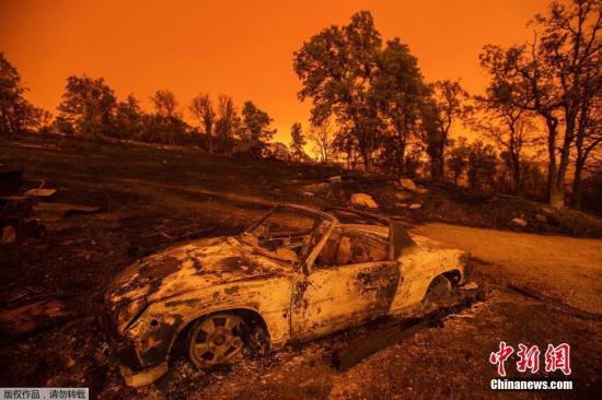 【蜗牛扑克】美加州山火肆虐5万人撤离 树木被火龙卷连根拔起