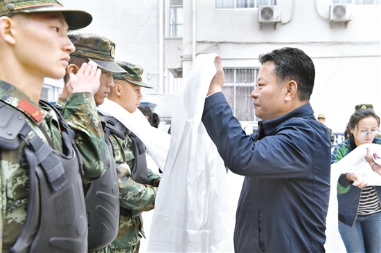 白玛旺堆看望慰问部队执勤官兵和烈士家属时强