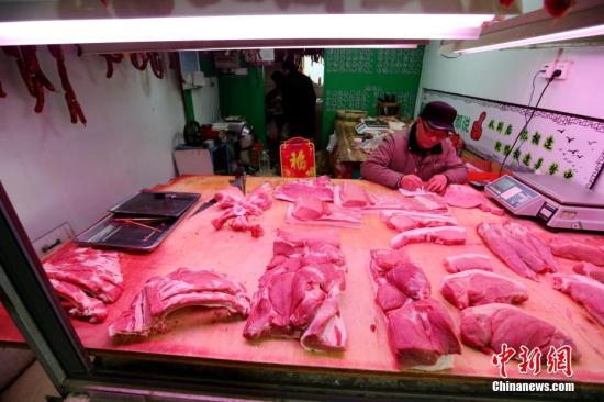 資料圖:豬肉攤上售賣的豬肉。 中新社記者 張遠 攝