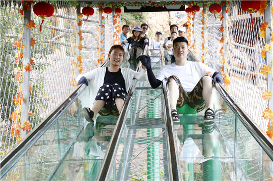 中原首条双排玻璃滑道亮相伏羲山三泉湖景区