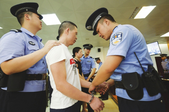 8月23日，长沙芙蓉区法院，涉嫌“套路贷”的被告人被带至法庭。图/记者辜鹏博实习生周亮