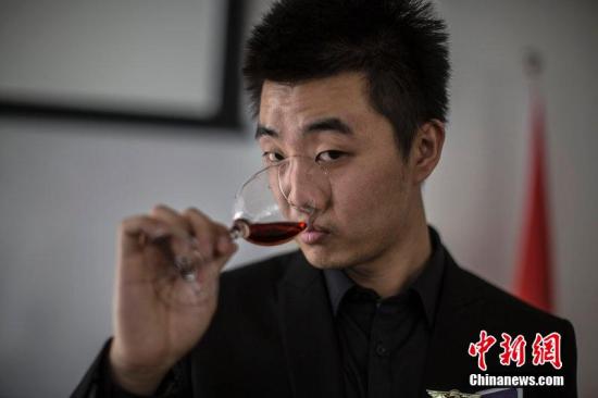 資料圖片:喝紅酒。張由瓊 攝 圖片來源:CFP視覺中國