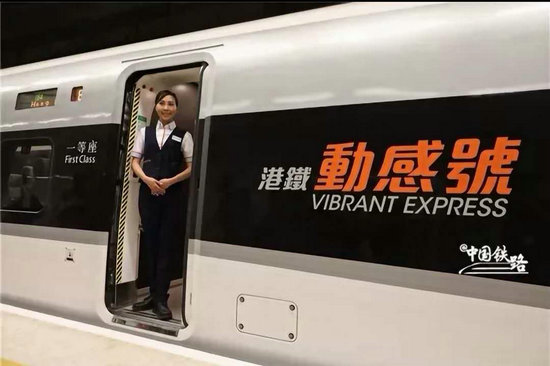 广深港高铁“动感号”内饰曝光 电插座配两种