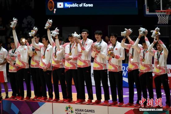 資料圖:雅加達亞運會中,中國男籃紅隊奪冠以全勝戰績奪冠。時隔半月,藍隊又踏上了男籃世界盃預選賽複賽的新徵程,可惜首戰客場以88比92負於黎巴嫩。 <a target='_blank' href='http://www.chinanews.com/'>中新社</a>記者 王東明 攝