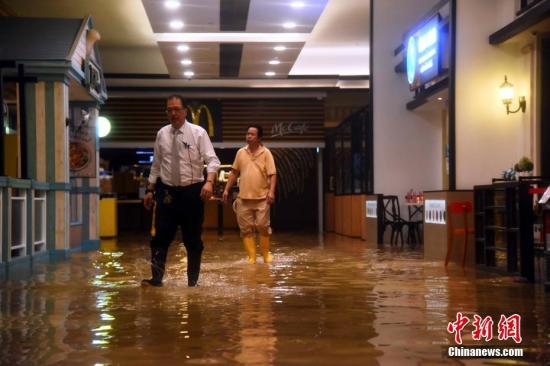香港天文台发十号飓风信号 多地受损严重