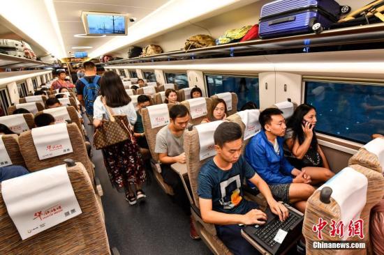 资料图:广州南站始发、前往香港西九龙站的G6501次高铁列车准时发车。 <a target='_blank' href='http://www.chinanews.com/'>中新社</a>记者 陈骥旻 摄