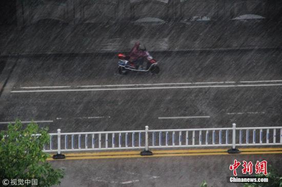 资料图:浙江绍兴迎来降温天气,暴雨如注。 瑞昌 摄 图片来源:视觉中国 西南、广西等地局地有强降雨 冷空气影响北方地区