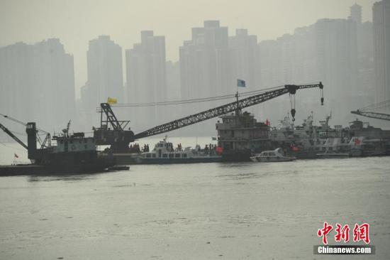  10月29日，据应急管理部官方微博消息，从应急管理部牵头的部际联合工作组获悉，重庆万州区“10.28”事故坠江的公交车水下定位已经确定。图为救援现场。中新社记者 陈超 摄