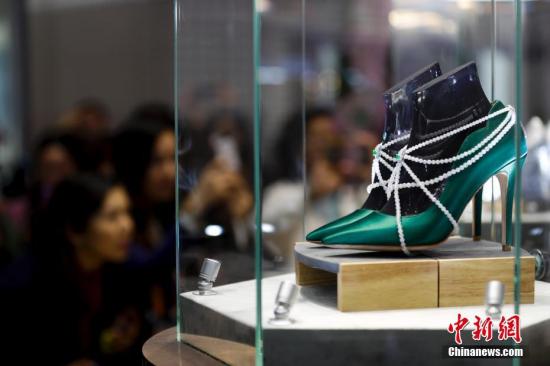资料图：11月8日，在上海举行的首届中国国际进口博览会上，英国珠宝鞋吸引参观者。中新社记者 杜洋 摄