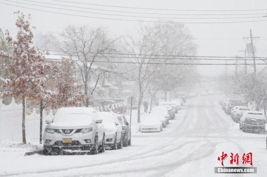 資料圖：當地時間11月15日，美國紐約迎來今年冬天首場降雪。圖爲紐約市皇后區一處街道白雪皚皚。中新社記者 廖攀 攝
