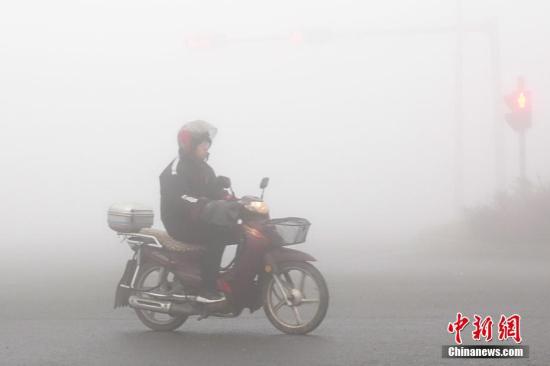  资料图：重污染天气。中新社发 刘德斌 摄图片来源：CNSPHOTO