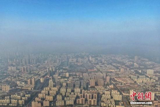 11月27日,从南京上空航拍市区,雾霾与蓝天分界明显。<a target='_blank' href='http://www.chinanews.com/'>中新社</a>记者 泱波 摄