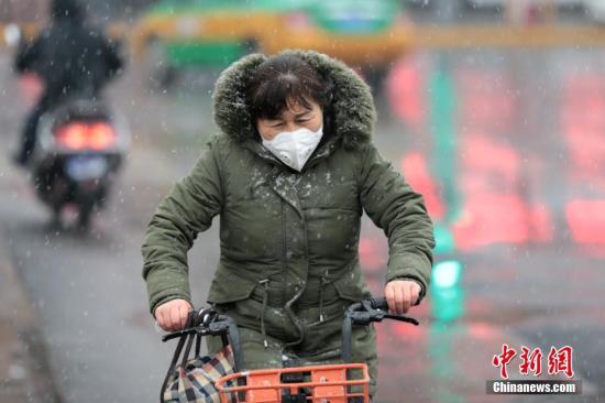 市民雪中出行。中新社记者 张远 摄
