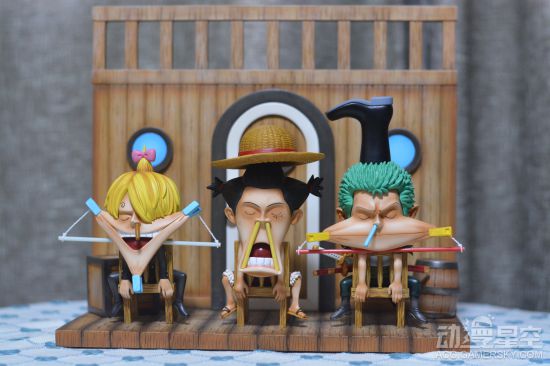 《海贼王》搞笑手办开箱 美女剑豪带着肉来了!