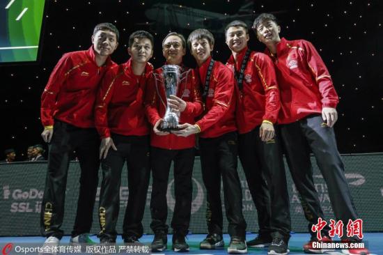 资料图：在伦敦举行的2018国际乒联团体世界杯团体决赛中，中国男队及女队分别战胜各自对手，双双夺冠。图为中国男队3：0横扫日本实现七连冠。 图片来源：Osports全体育图片社