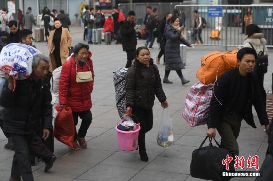 资料图:重庆火车站迎来大量返乡客。陈超 摄