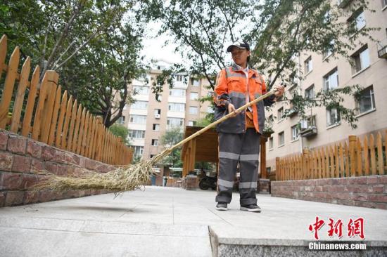 出生于1992年的张楠楠是长春市南关区环境卫生管理处全安大队的清洁工,她每天清晨四点就要开始上班,负责打扫辖区内的卫生、倾倒垃圾等工作。长相甜美爱笑的张楠楠原来是一个时尚爱打扮的小女孩,但是上班之后每天的工作十分忙碌且辛苦,回家之后简单收拾一下便想倒头大睡,更是无心打扮她自己。今年夏天长春出现罕见的高温天气,每天在户外工作的张楠楠被晒得皮肤黝黑,现在她都不敢照镜子。张楠楠说,环卫工作虽然辛苦,但是她每天过的很充实,看着在自己的努力下,城市变得更加整洁,也是很开心的。张瑶 摄