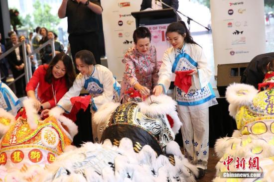 2月1日傍晚,悉尼農曆節(Sydney Lunar Festival)拉開帷幕。圖爲悉尼市長克羅芙·摩爾(右二)爲醒獅點睛。<a target='_blank' href='http://www.chinanews.com/'>中新社</a>記者 陶社蘭 攝