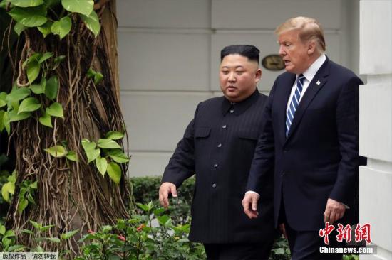 金正恩与特朗普一对一会谈结束后,一同在花园散了一会步。
