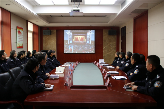 陕西省红石岩监狱组织班子成员警察职工收看十
