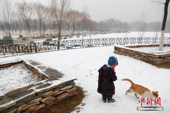 资料图：2月19日，儿童在北京一处公园里玩耍。当日，北京降下今冬第四场雪。中新社记者 刘关关 摄