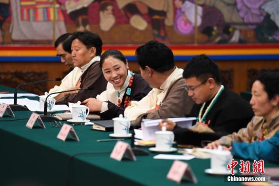 3月6日,十三届全国人大二次会议yabo88注册自治区代表团举行全体会议,审议李克强总理所作的政府工作报告,并向中外媒体开放。图为“80后”全国人大代表次仁措旦(左三)与彭措(右三)交流。<a target='_blank' href='http://www.chinanews.com/'>中新社</a>记者 何蓬磊 摄