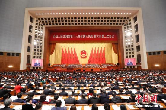 3月12日,十三届全国人大二次会议在北京人民大会堂举行第三次全体会议,听取最高人民法院院长周强关于最高人民法院工作的报告,听取最高人民检察院检察长张军关于最高人民检察院工作的报告。中新社记者 刘震 摄
